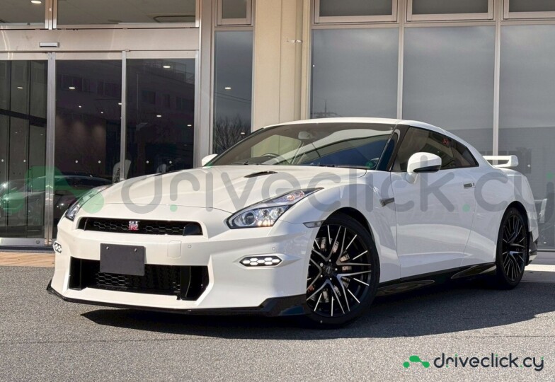 Nissan GT-R White