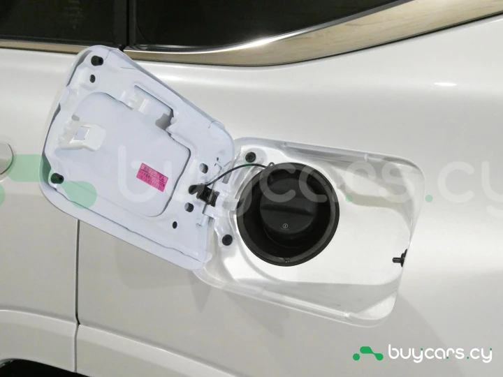 Toyota Land Cruiser 300 Белый