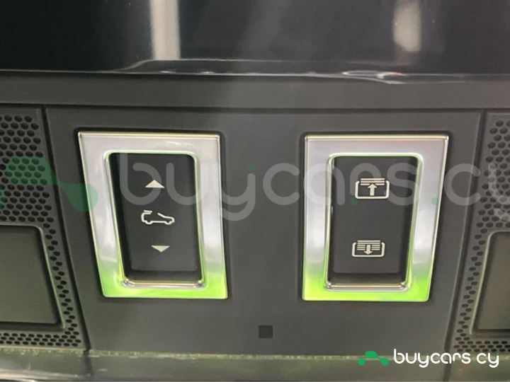 Land Rover Defender Серый