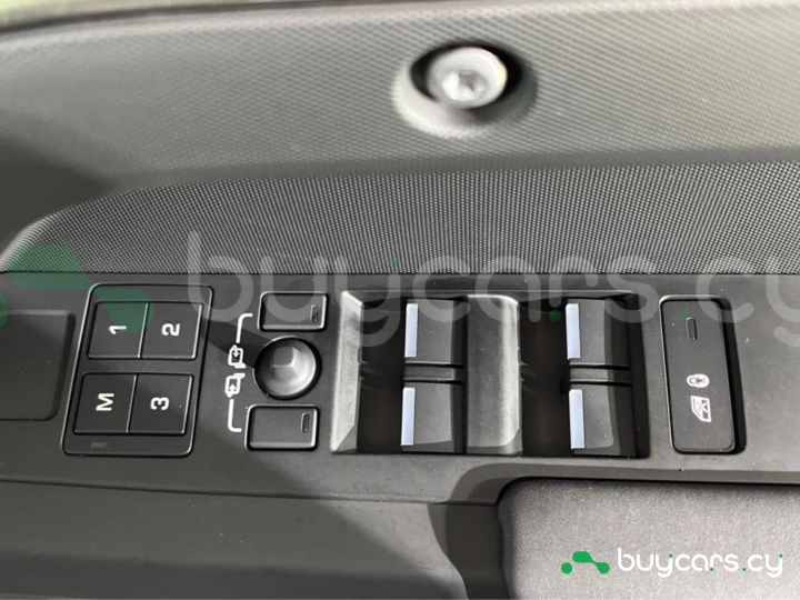 Land Rover Defender Серый