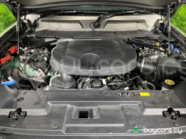 Land Rover Defender Серый