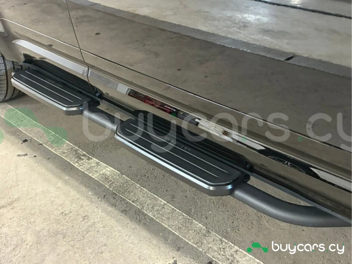 Land Rover Defender Черный