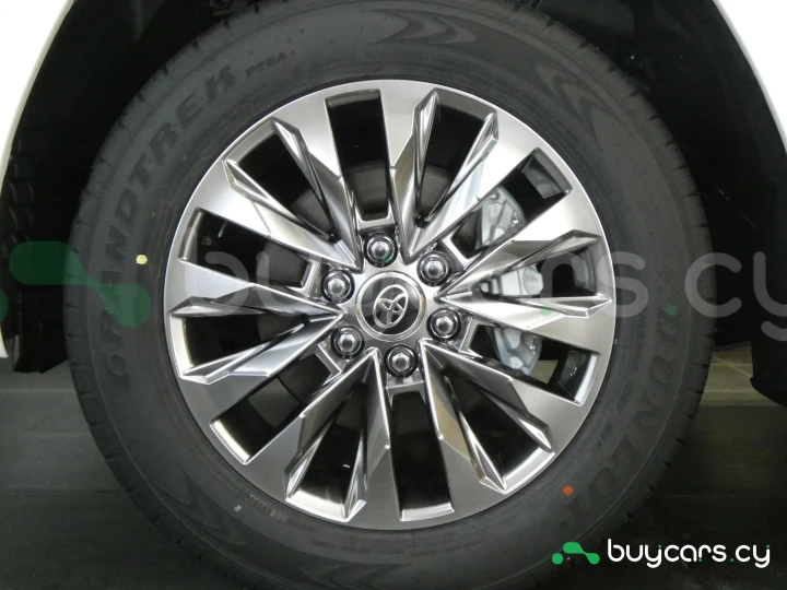 Toyota Land Cruiser 300 Белый