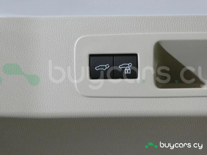 Toyota Land Cruiser 300 Белый