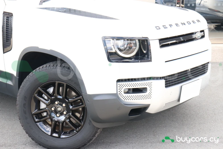 Land Rover Defender Белый