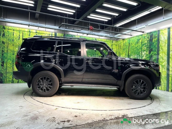 Toyota Land Cruiser 250 Черный