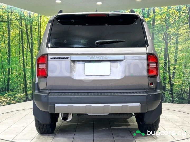 Toyota Land Cruiser 250 Серый