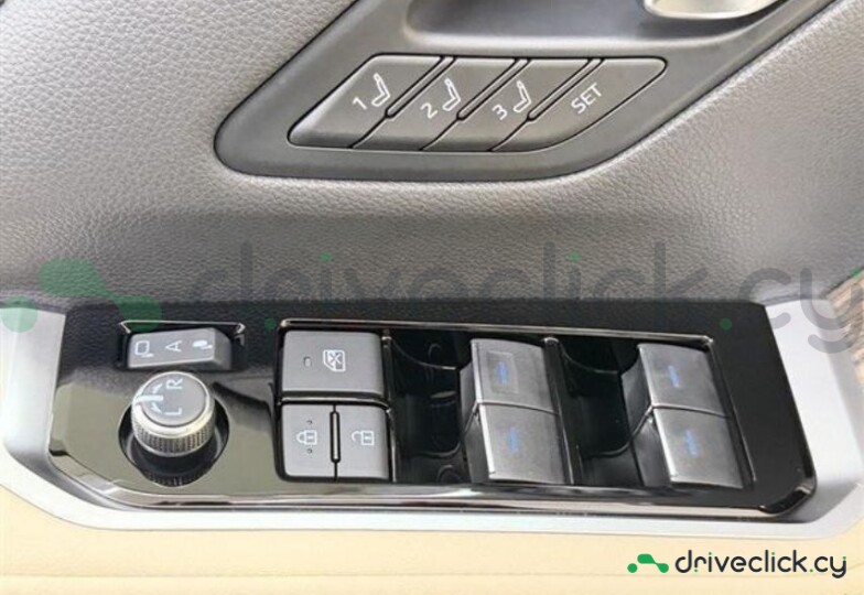 Toyota Land Cruiser 300 White