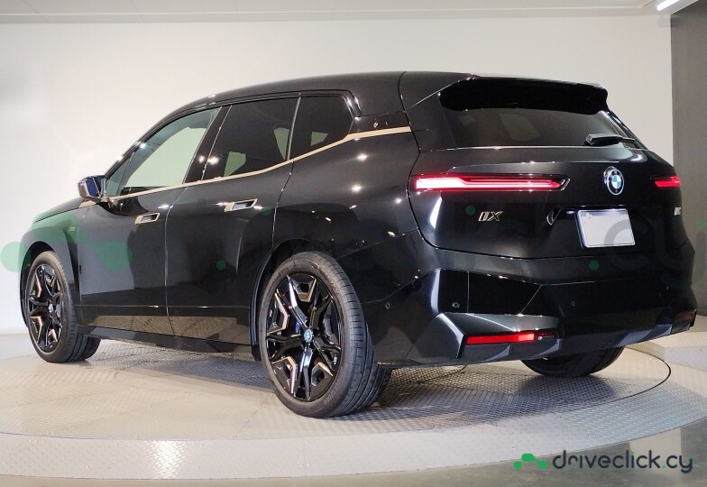 BMW iX Черный