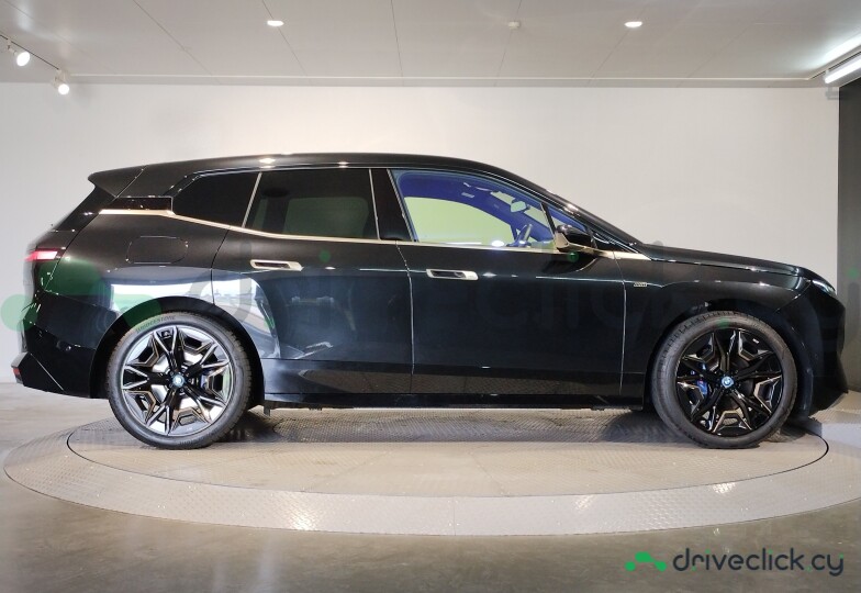 BMW iX Черный