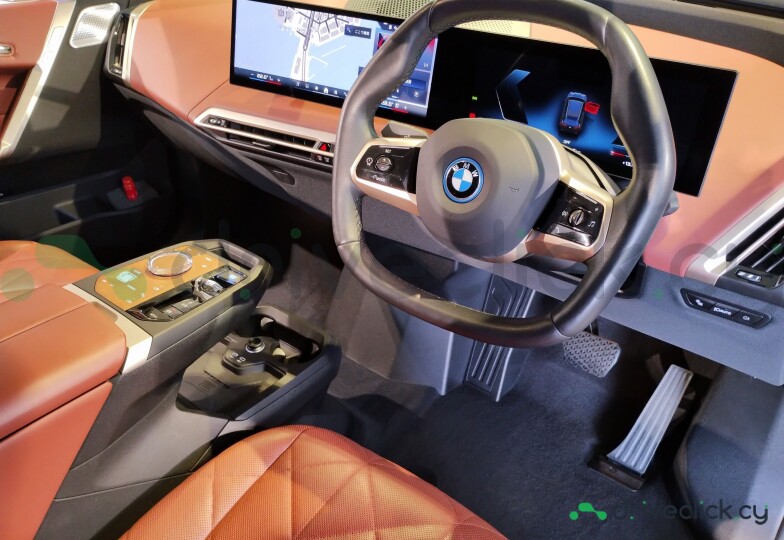 BMW iX Черный