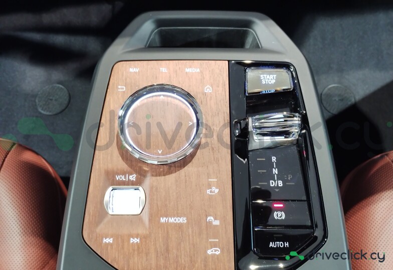 BMW iX Черный