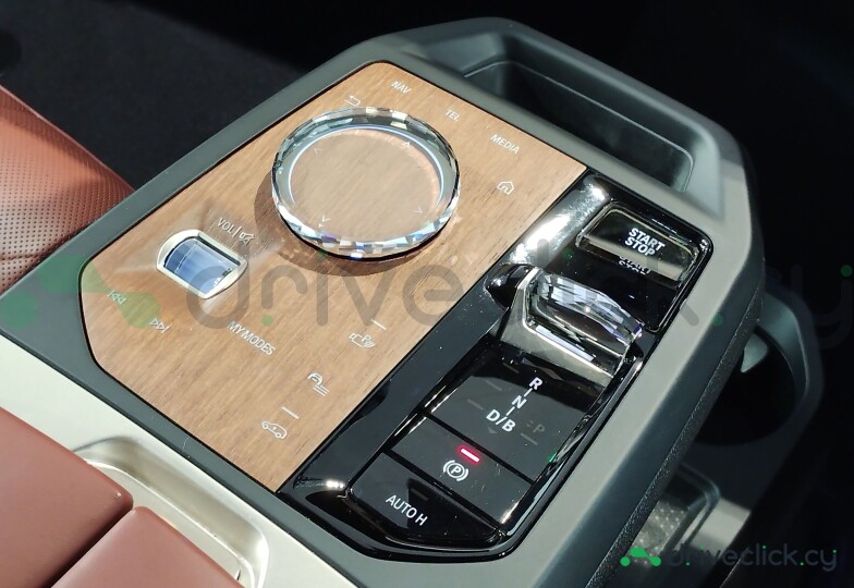 BMW iX Черный