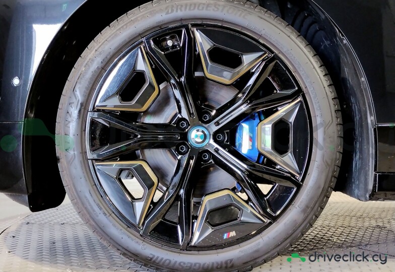 BMW iX Черный