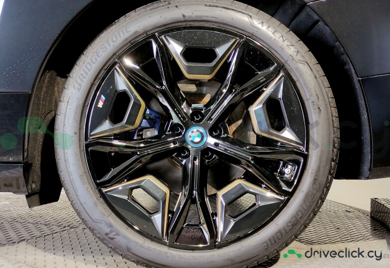 BMW iX Черный