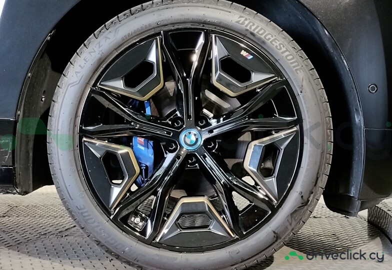 BMW iX Черный