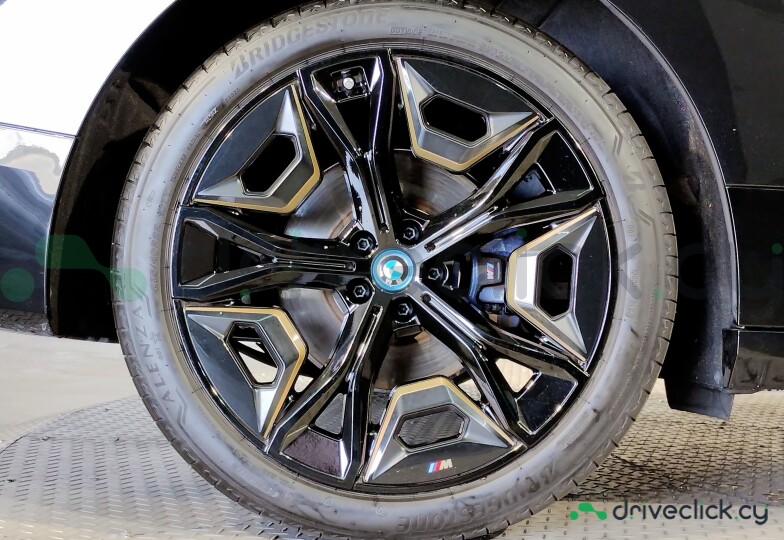 BMW iX Черный