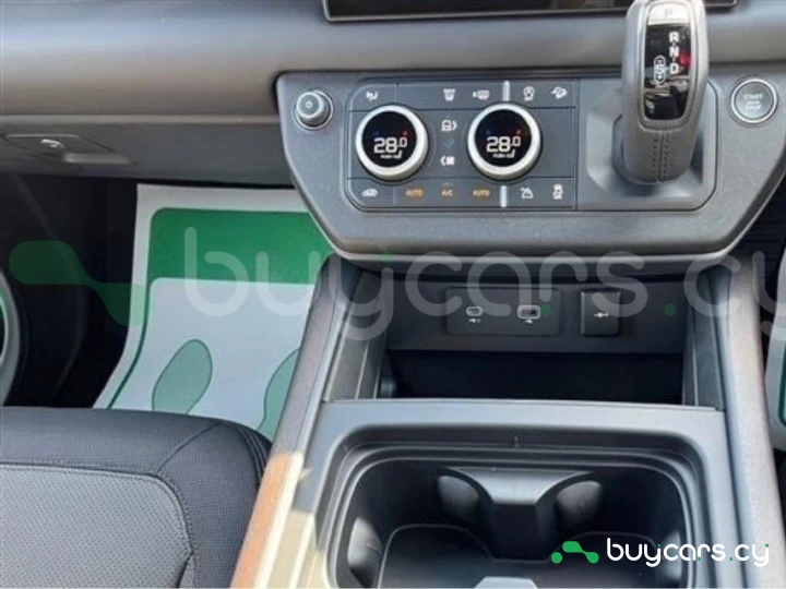 Land Rover Defender Белый