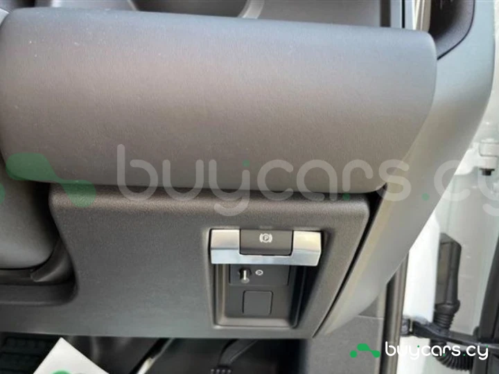 Land Rover Defender Белый