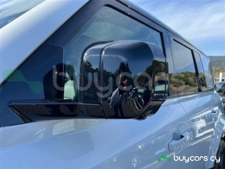 Land Rover Defender Белый