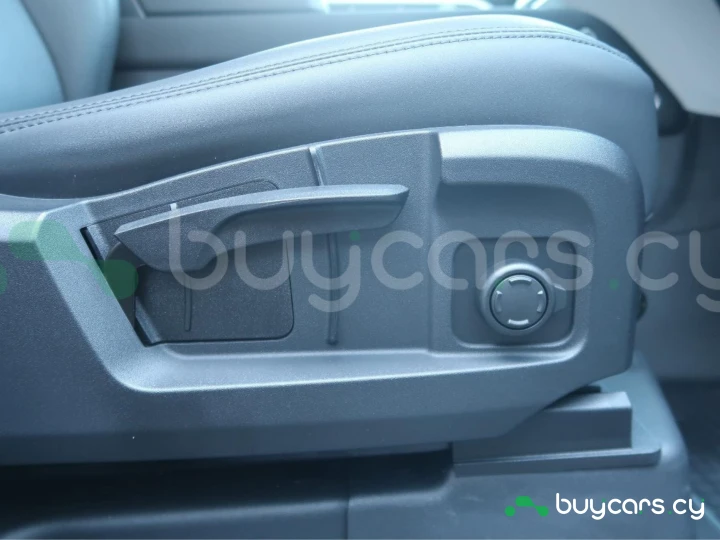 Land Rover Defender Белый