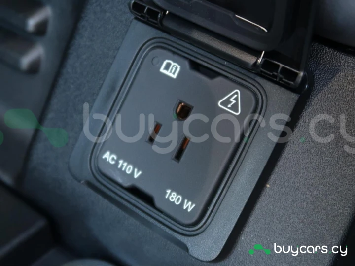 Land Rover Defender Белый