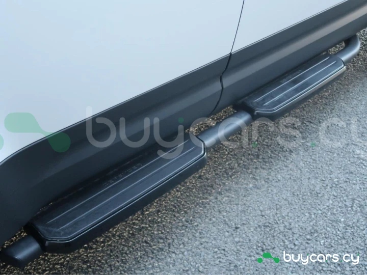 Land Rover Defender Белый