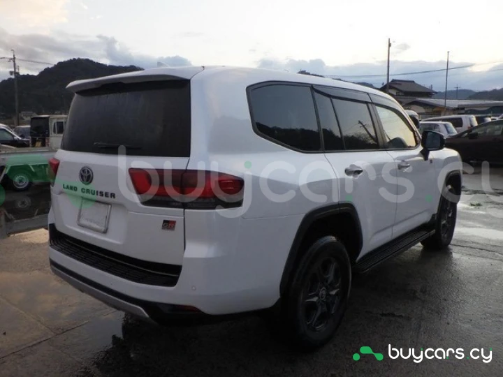 Toyota Land Cruiser 300 Белый