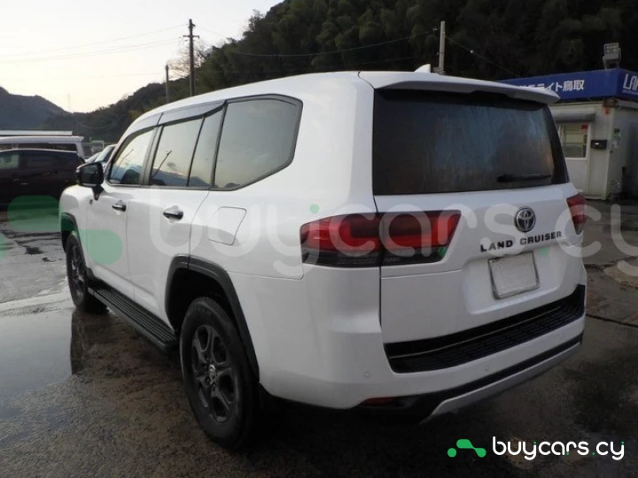 Toyota Land Cruiser 300 Белый