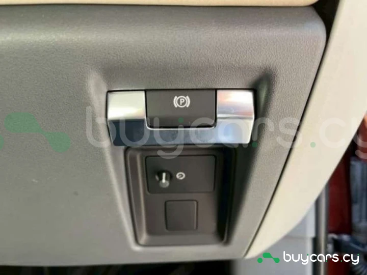 Land Rover Defender Темно-красный