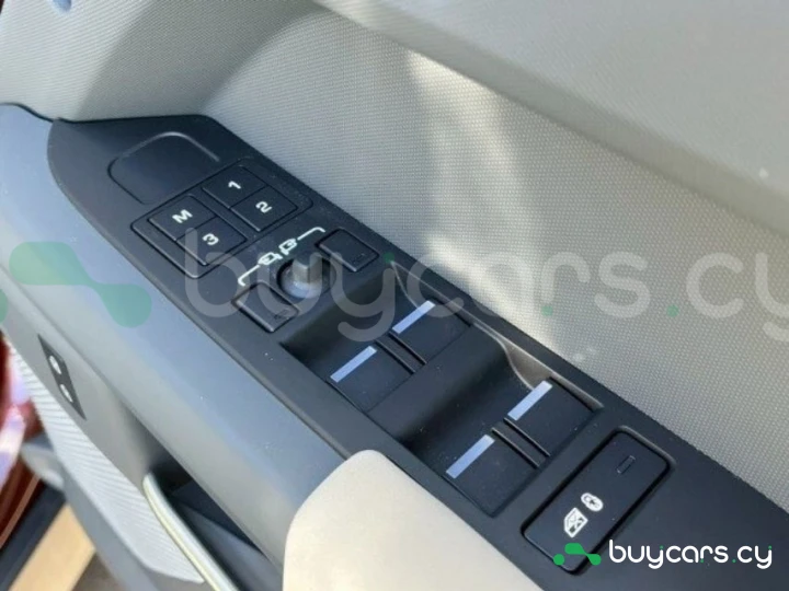 Land Rover Defender Темно-красный