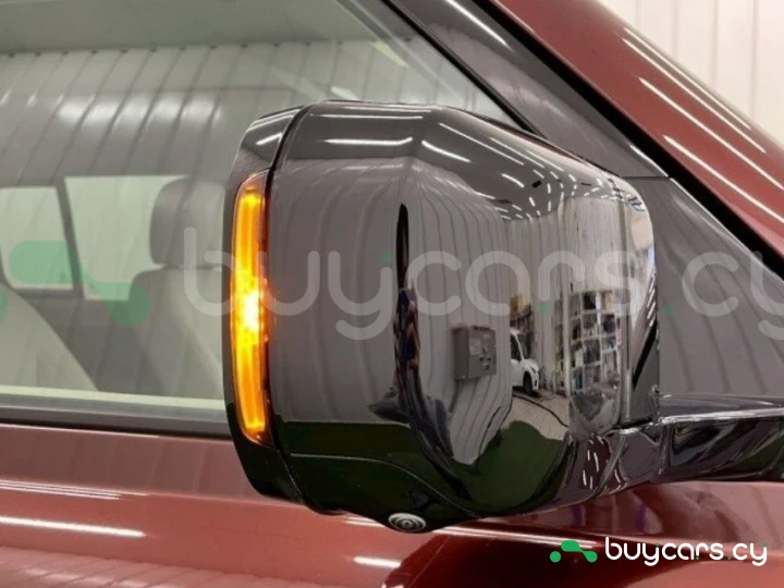 Land Rover Defender Темно-красный