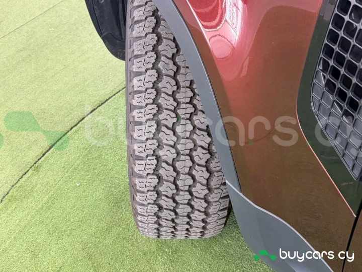 Land Rover Defender Темно-красный