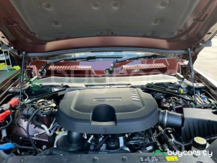 Land Rover Defender Темно-красный