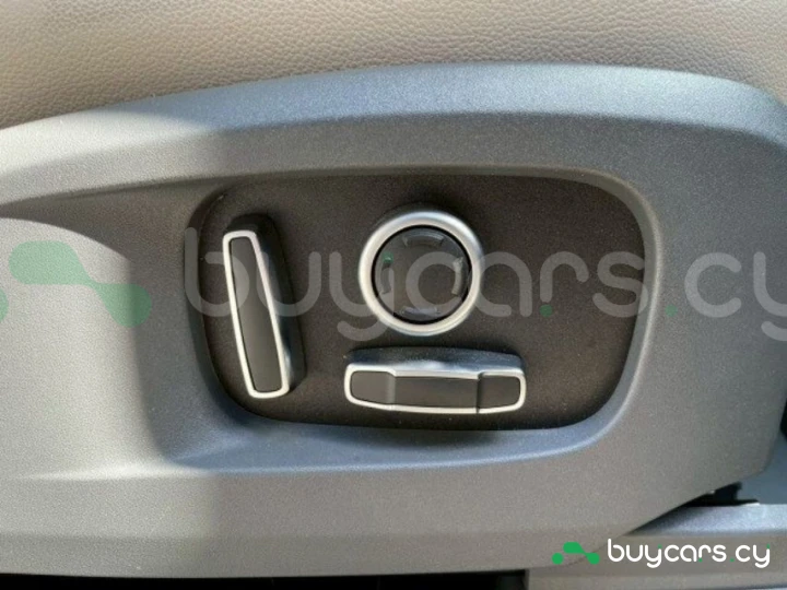 Land Rover Defender Темно-красный