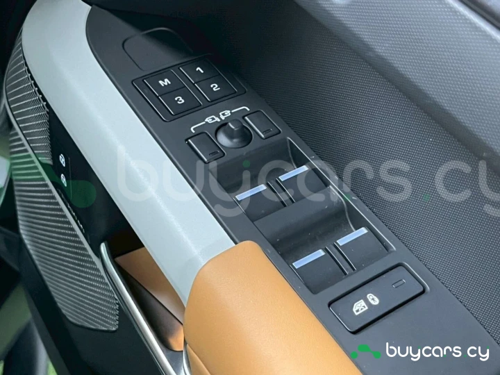 Land Rover Defender Серый