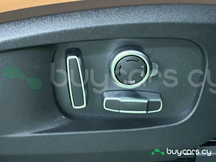 Land Rover Defender Серый