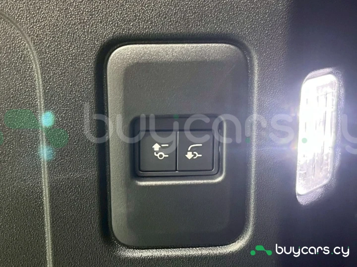 Land Rover Defender Серый