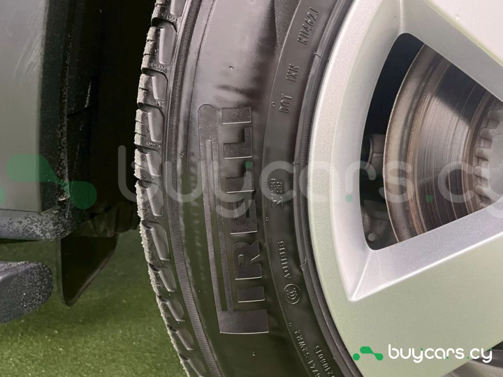 Land Rover Defender Серый