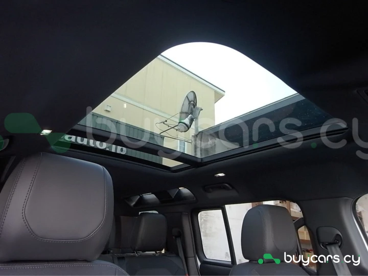 Land Rover Defender Белый