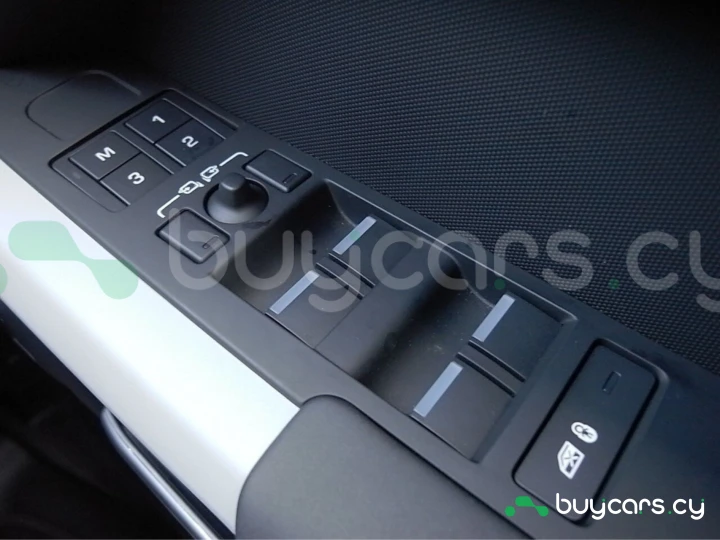 Land Rover Defender Белый