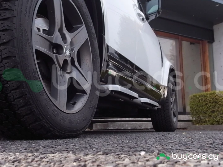 Land Rover Defender Белый