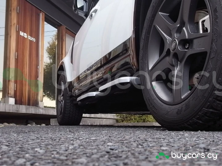 Land Rover Defender Белый