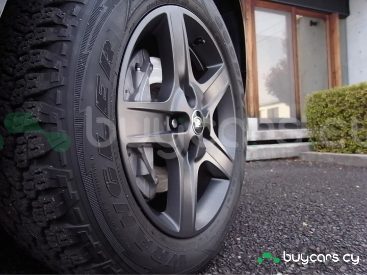 Land Rover Defender Белый