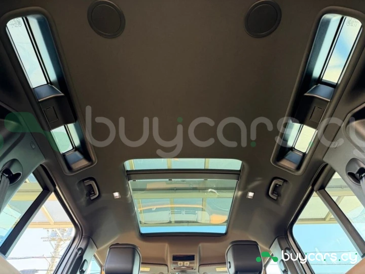 Land Rover Defender Серый