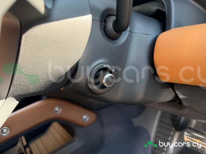 Land Rover Defender Серый