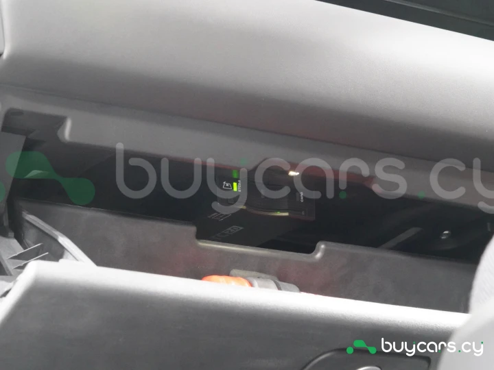 Land Rover Defender Серый