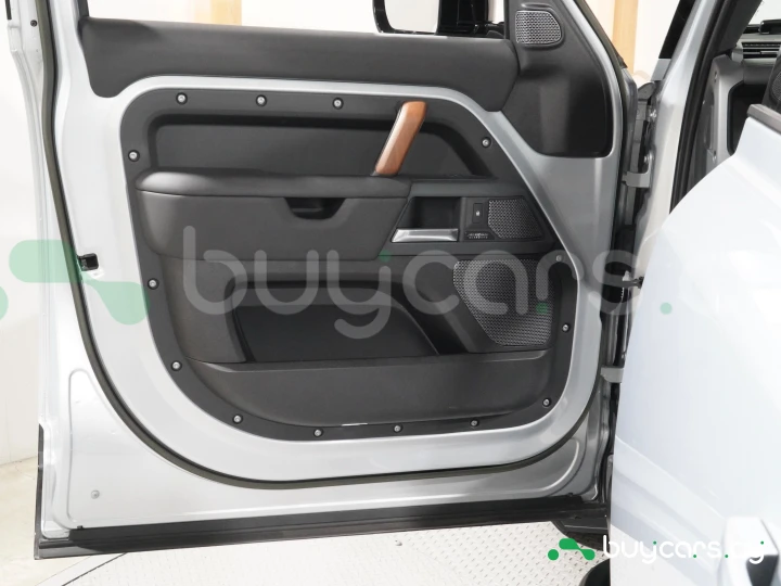 Land Rover Defender Серый