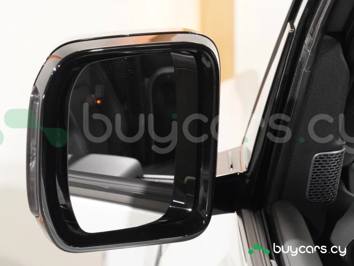 Land Rover Defender Серый