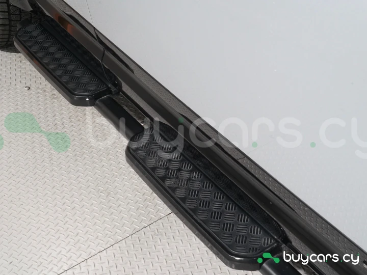 Land Rover Defender Серый